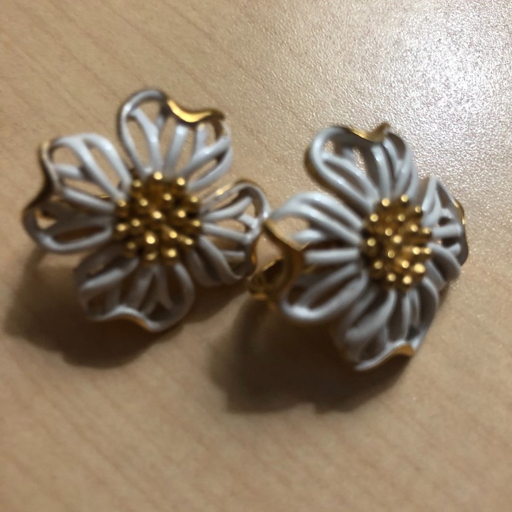 Vintage Trifari white lace flower clip earrings